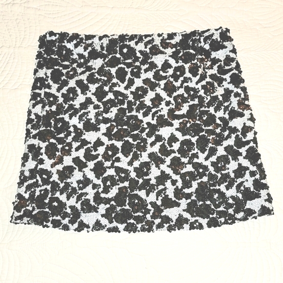 GUESS DALMATION MINI SKIRT IN BLACK & WHITE SEQUINS - Picture 2 of 8